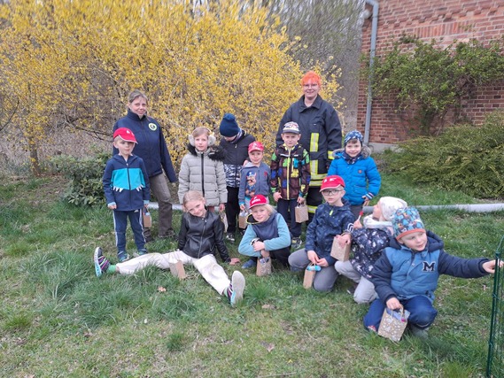 Erfolgreich füllten sich die Beutel der Kinder von der Kinderfeuerwehr Döbern bei der vorgezogenen Ostereiersuche.