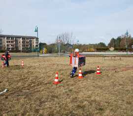 Hindernissparcours mit selbstgebauten FFW-Fahrzeugen