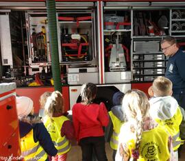 Die Spezi´s bestaunen die vielen Geräte und lauschen was Stephan dazu alles zu erzählen hat.