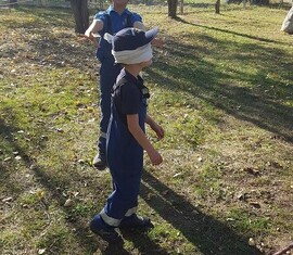 mit verbundenen Augen jemanden fangen ist gar nich so leicht