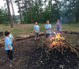 Am Lagerfeuer werden Marshmallows gegrillt.