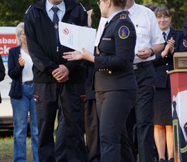 Anja Lehman (Landesjugendfeuerwehrwartin) zeichnet Kamerad Mathias mit dem Ehrenzeichen der Landesjugendfeuerwehr in Gold aus