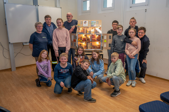 Die Jugendfeuerwehr Krieschow bei der Feuerwehr Limberg am Rauchdemohaus.