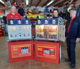 Entgegengenommen wurden die beiden neuen Rauchdemohäuser von der Firma Bals Brandschutz durch den Vorsitzenden für Kinder- und Jugendarbeit Stefan Kothe (links) und seinem Stellvertreter Frank Kalisch (rechts)