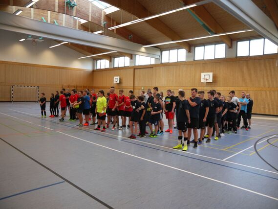 Die Teilnehmenden Mannschaften bei der Eröffnung des 4. Hallenfußballturnieres der Kreis&shy;jugend&shy;feuerwehr Spree-Neiße