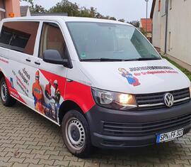 Kolkwitzer Mannschaftstransportwagen mit der Werbung für die Nachwuchsgewinnung der Kreis&shy;jugend&shy;feuerwehr Spree-Neiße