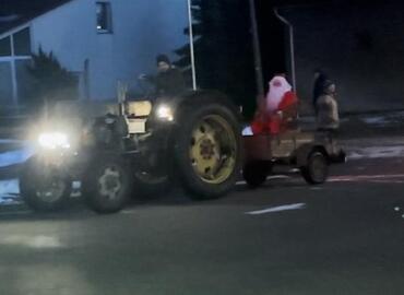 Wie fast jeder auf dem Dorf kommt auch der Weihnachtsmann mit dem Traktor