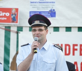Vorsitzender des Kreis&shy;feuerwehr&shy;verbandes Spree-Neiße e.V. überbringt seine Grußworte an die Teilnehmer.