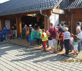 Großes anstellen zur Rodelbahn.