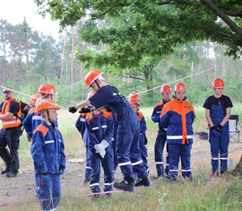 Überwindung einer Strecke zwischen zwei Bäumen auf einer Slackline war eine Station beim Orientierungslauf