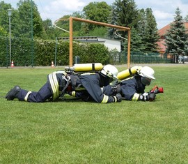 Vorführung der Feuerwehr Kolkwitz, vorgehen eines Trupps