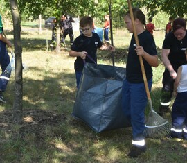 Pflegearbeiten der Teilnehmer auf dem Gelände des Feuerwehre Ehrenhains