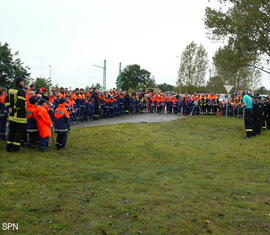 Eröffnung der Pflegeveranstaltung des Ehrenhains durch den stellv. Kreis&shy;jugend&shy;feuerwehrwart Stefan Kothe