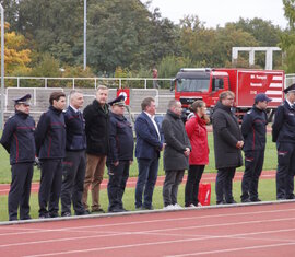 Die Ehrengäste, Veranstalter und Organisatoren eröffnen die Veranstaltung