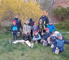 Erfolgreich füllten sich die Beutel der Kinder von der Kinderfeuerwehr Döbern bei der vorgezogenen Ostereiersuche.