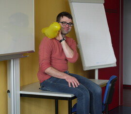 Vorstandsvorsitzender des Kreis&shy;feuerwehr&shy;verband Spree-Neiße e.V. machte sich ein Bild von der JuLeiCa Ausbildung vor Ort und bekam sofort ein Vögelchen zur Betreuung überreicht.