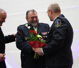 Peter Schützke (mitte) wurde mit der Schieds- und Kampfrichterspange der internationalen Wettbewerbe CTIF im Deutschen Feuerwehrverband in der Stufe Gold durch den Präsidenten des LFV BB e.V. Werner-Siegwart Schippel und stellv. Landesjugendfeuerwehrwart BB Jan von Bergen ausgezeichnet.