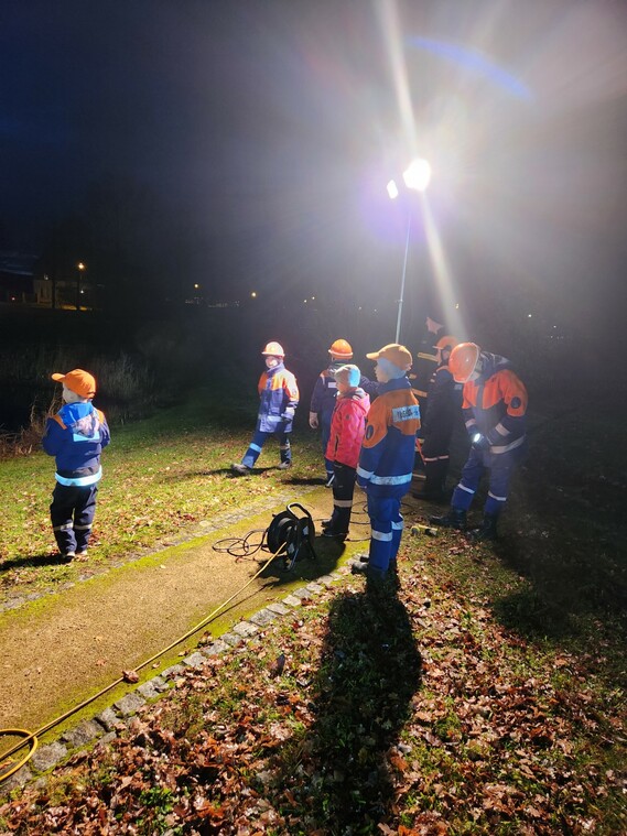 Der Aufbau eines Stativ mit Flutlichtstrahler.