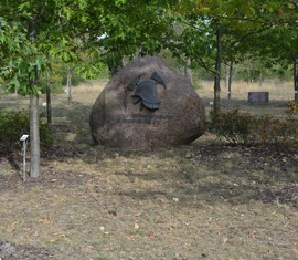 Zentraler Mittelpunkt auf dem Ehrenhain, ein Findling mit dem Schriftzug des Landesfeuerwehrverbandes Brandburg e.V.