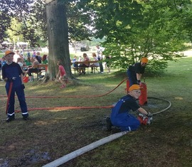Mitglieder der Jugendfeuerwehr Forst (Lausitz) beim Kindertagsfest im Forster Rosengarten.