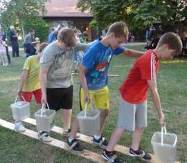 Die Jugendfeuerwehr Wolfshain beim "Wasserski-Lauf".