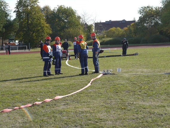Der Schlauchtrupp der Gruppe Guben/Schenkendöbern erhält seine Einsatzbefehl vom Gruppenführer