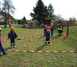 Mit verbundenen Augen musste ein Hindernisparcours absolviert werden