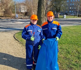 Die Jugendlichen sammeln den Müll am Pestalozziplatz
