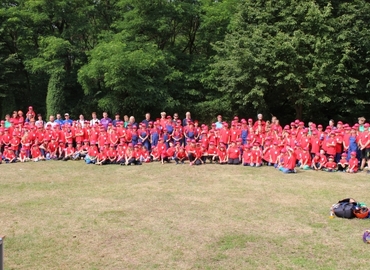 Gruppenbild aller Teilnehmer mit den neuen T-Shirts für die Kid´s