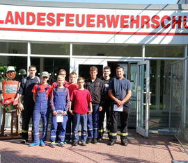 Ein Gruppenbild wie bei den Großen - die Sieger des Orientierungslaufes vor dem Eingang der Landesfeuerwehrschule