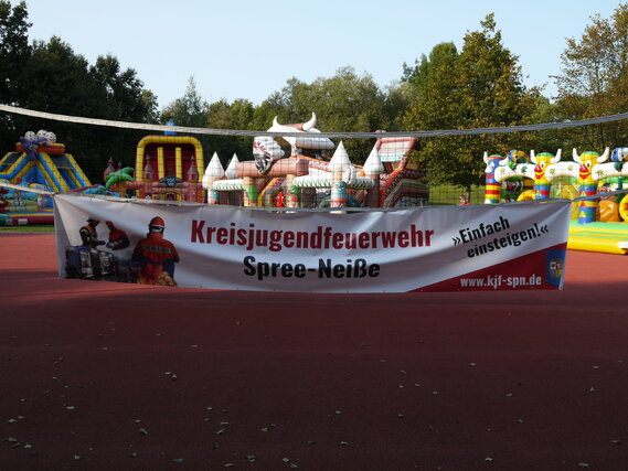 Kindertobetag der Kreis&shy;jugend&shy;feuerwehr Spree-Neiße im Jahr 2020 unter dem Motto Hüpfburgentag