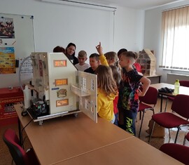 Brandschutz&shy;erziehung bei der Jugendfeuerwehr Jocksdorf mit dem Rauchdemohaus
