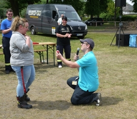 Kreis&shy;jugend&shy;feuerwehrwart Christian Rösiger stellt seiner Freundin Anna Möller die Fragen aller Fragen.