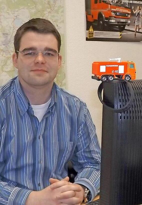 Feuerwehr auch am Arbeitsplatz: Der amtierende Kreis&shy;jugend&shy;feuerwehrwart Robert Buder arbeitet als Sachbearbeiter Zivilschutz in der Kreisverwaltung Spree-Neiße.