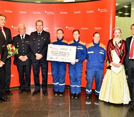 Vertreter der Jugendfeuerwehr Forst (Lausitz) mit ihrem Stadtbrandmeister, Jugendwart und dem Vorsitzenden des Vereins zur Förderung der Freiwilligen Feuerwehr Forst (Lausitz) e.v. bei der Scheckübergabe der Sparkasse Spree-Neiße in Forst (Lausitz)