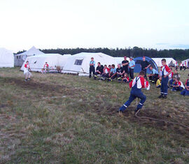 Tauziehwettbewerb auf dem Zeltplatz 1