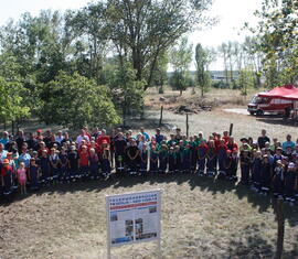 Auf dem frisch gereinigtem Ehrenhain noch ein Gruppenbild alle Teilnehmer der Aktion 2024.