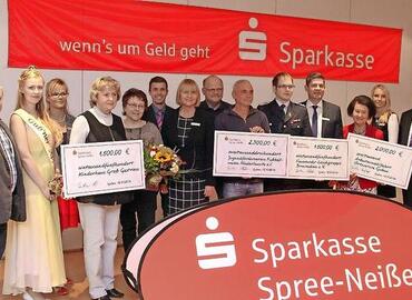 Über eine Sparkassen-Spende freuen sich unter anderem das Kinderhaus in Grano, der Jugendförderverein Fußballunion Niederlausitz, die Feuerwehr-Löschgruppe Bresinchen und der Gubener AWO-Ortsverband.