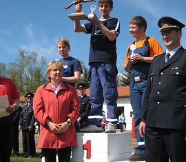 Dieser zeigt den Calauer Schusterjungen der auf Reisen in die Welz zieht und auch immer Wanderpokal bleibt.