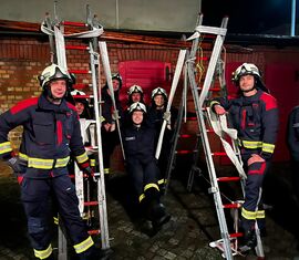 Die Einsatzabteilung ahmte der Jugendfeuerwehr nach und versuchte sich ebenfalls im Schaukelbau - Fazit: das klappt.