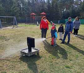 Löschübungen mit einem Handfeuerlöscher für Jedermann, sollte man mal probiert haben um im Ernstfall keine Scheu zu haben.