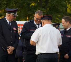Stellvertretend für den Vorstandsvorsitzenden übernehmen der Kreisbrandmeister Stefan Grothe (mitte), Kreis&shy;jugend&shy;feuerwehrwart Stefan Kothe (links) und Mario Lange - Feuerwehr Spremberg (rechts) die Auszeichnung mit Ehrenzeichen des Kreis&shy;feuerwehr&shy;verbandes Spree-Neiße e.V.
