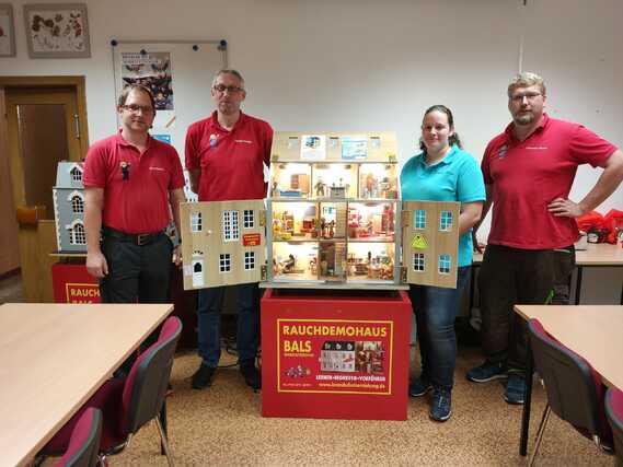 von links nach rechts Nico Hammel (Stadt Guben), Stefan Kothe (Kreis&shy;jugend&shy;feuerwehrwart SPN), Nathalie Scherer (FBL
Brandschutz&shy;erziehung KJF SPN) und Clemens Meyer (Amt Döbern-Land)