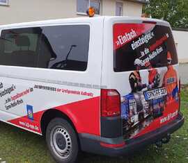 Kolkwitzer Mannschaftstransportwagen mit der Werbung für die Nachwuchsgewinnung der Kreis&shy;jugend&shy;feuerwehr Spree-Neiße