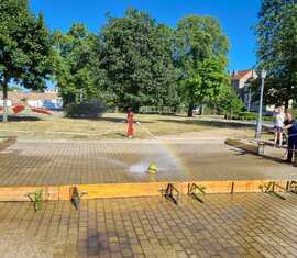 Beim Ballwettspritzen vor dem Gerätehaus Mitte