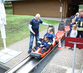 Fahrt auf der Sommerrodelbahn nach der Pflegeaktion am Feuerwehr-Ehrenhain