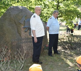 Jürgen Helmdach und Dieter Matschke erläutern den jüngsten den Hintergrund des Feuerwehr Ehrenhains