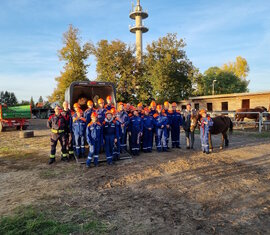 Natürlich noch ein Gruppenfoto mit allen Teilnehmern, Pony Tony und Reitstallbesitzerin Jennifer Laebe