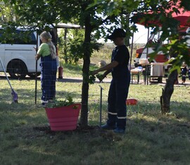 Pflegearbeiten der Teilnehmer auf dem Gelände des Feuerwehre Ehrenhains