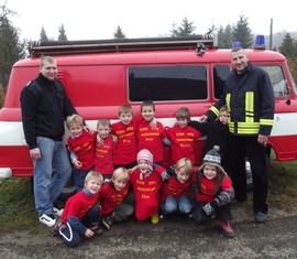 Gruppenfoto der Kidsfeuerwehr mit ihren Betreuern Clemens Meyer und Thomas Kirst-Sommermeyer